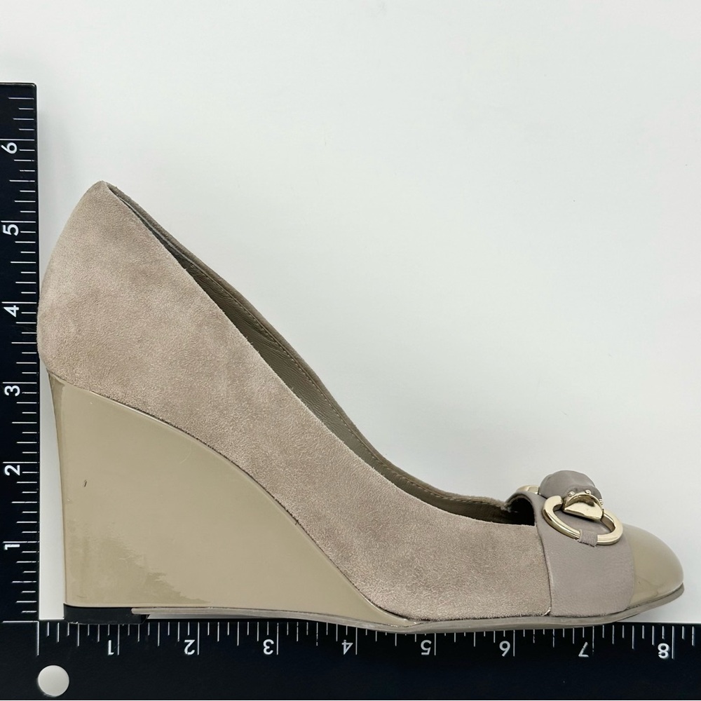 GUCCI Horsebit Accent Suede Wedge Pumps Heels Taupe Womens 35 5 - Picture 14 of 14